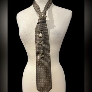 Brooch project in taupe! A new look everyone can wear! Statement maker!